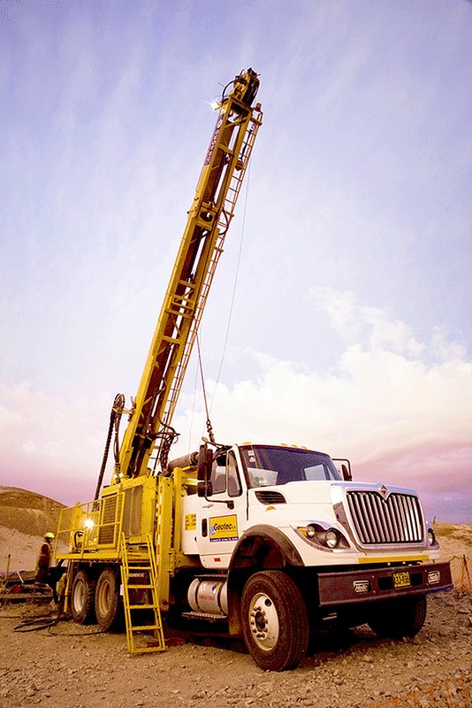 Equipo diamantino de Geotec con torre levantada